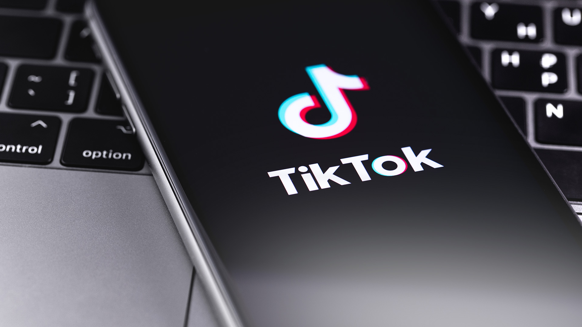 The TikTok Experiment: Faceless vs In-Person Content